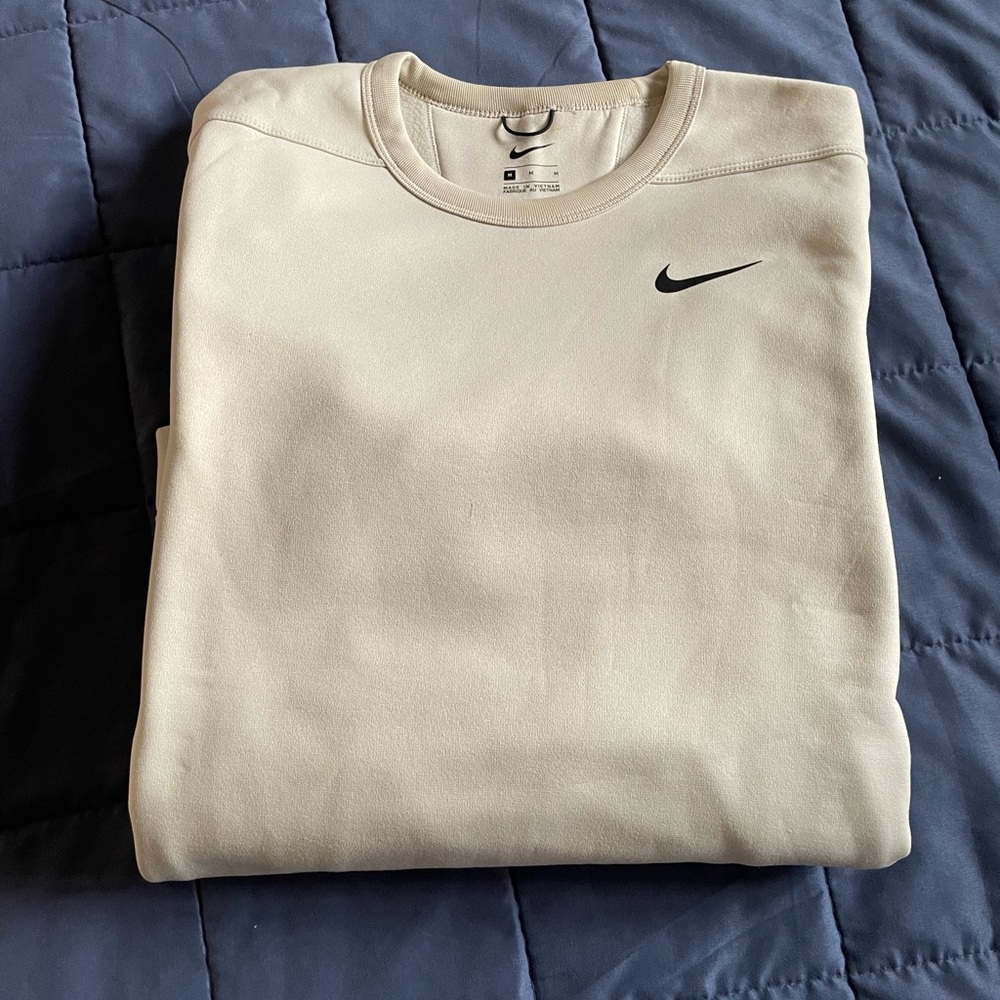 Nikegolf crewneck. Use: Like new; no use. Size: Medium. Warm, soft material.